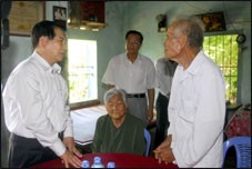 President Nguyen Minh Triet (L) visits a family of war martyr in Bac Binh district, the south-central coastal province of Binh Thuan on July 8. (Photo:VOV)